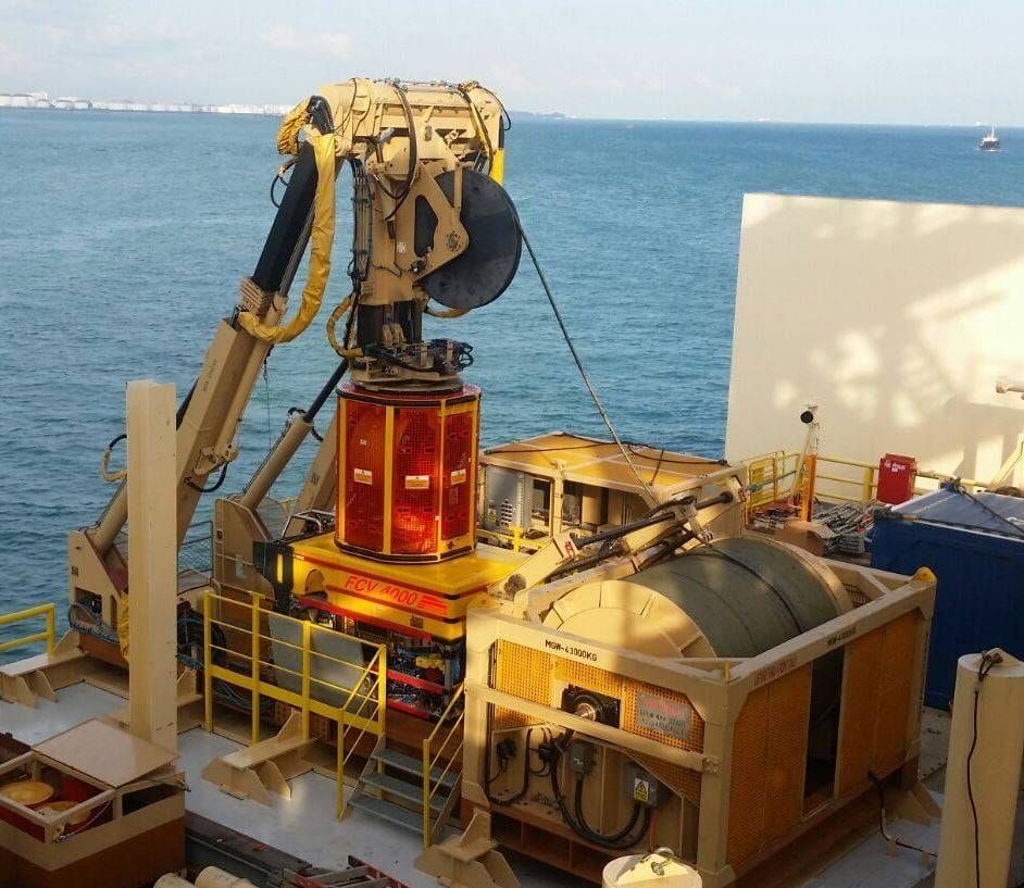 Hydraulic winch equipment on an offshore vessel deck